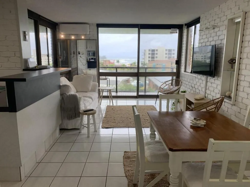 Unit 2 Connemara Lodge - Gorgeous Water Views! Caloundra 0*,
