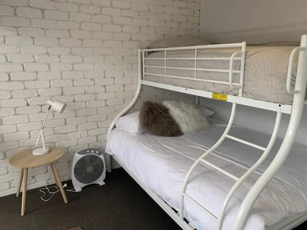 Unit 2 Connemara Lodge - Gorgeous Water Views! Caloundra